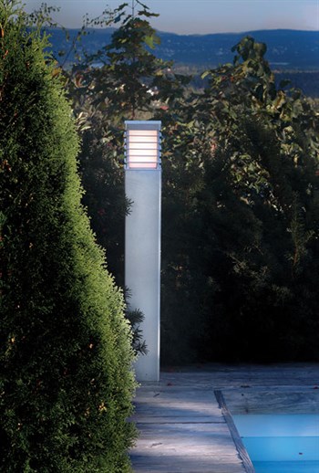 Norlys Halmstad galvaniseret stål firkantet udendørs LED pullert lampe ved pool